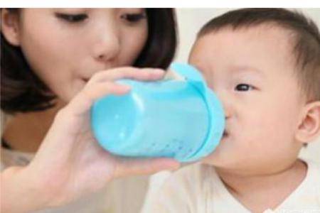 婴儿喝水怎么喝？7个新生儿喂养小建议让你变成育儿能手
