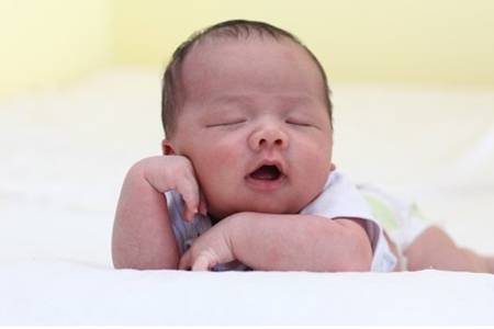 黄疸高对婴儿有什么影响，新生婴儿预防黄疸的方法
