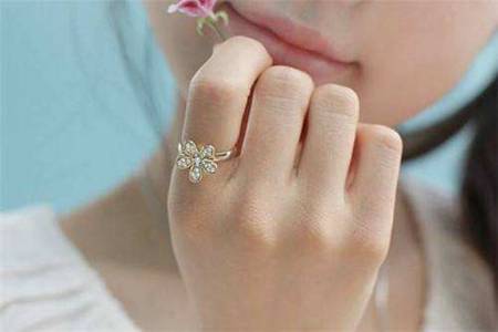 女生戒指的戴法和意义，左右手戴戒指原来有大不同